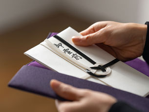 初めてでも安心｜御霊前（香典）の書き方と金額相場・正しいマナーまとめ